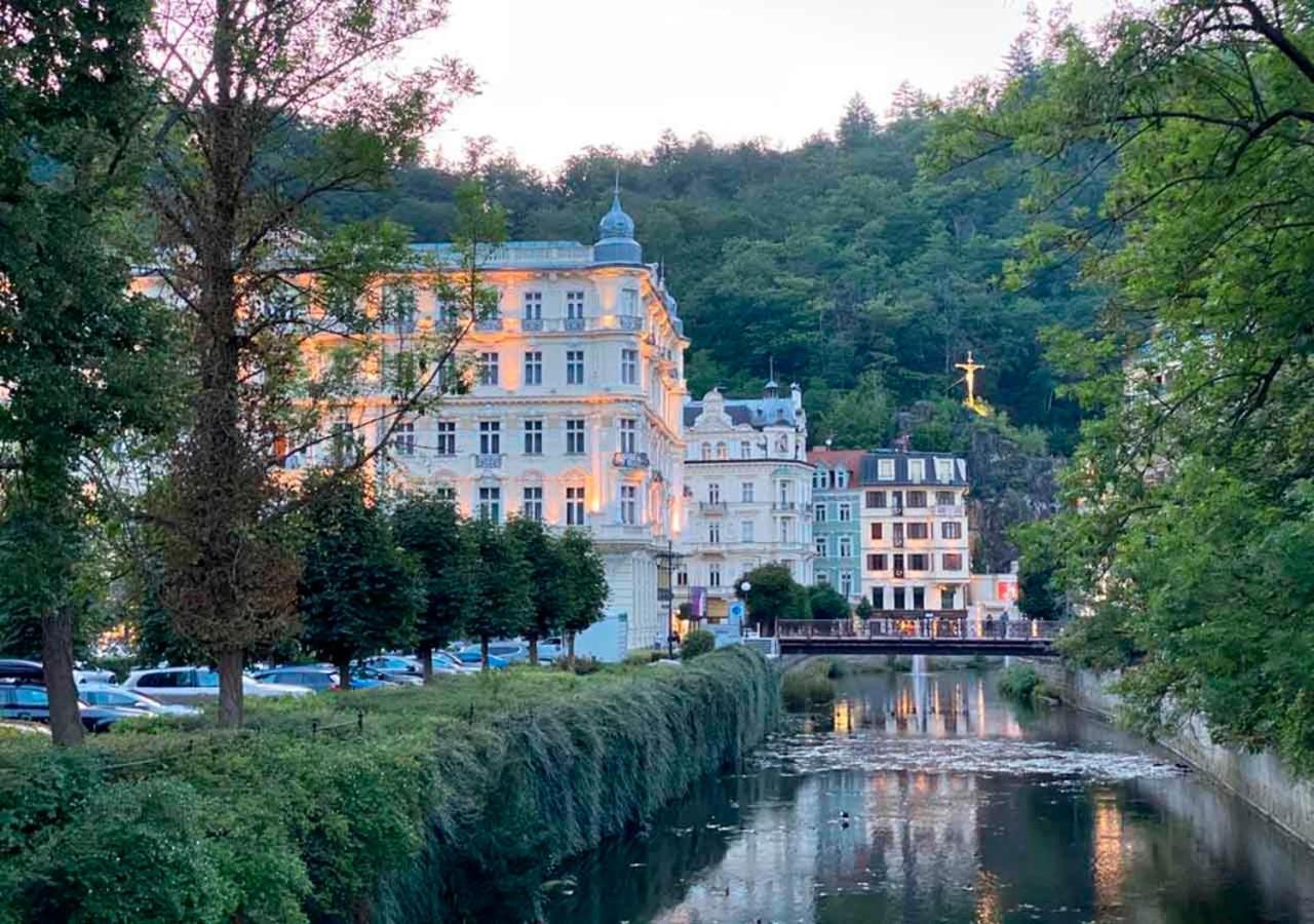 Retro Big Apartment With Two Balconies And Lift Karlsbad Exteriör bild